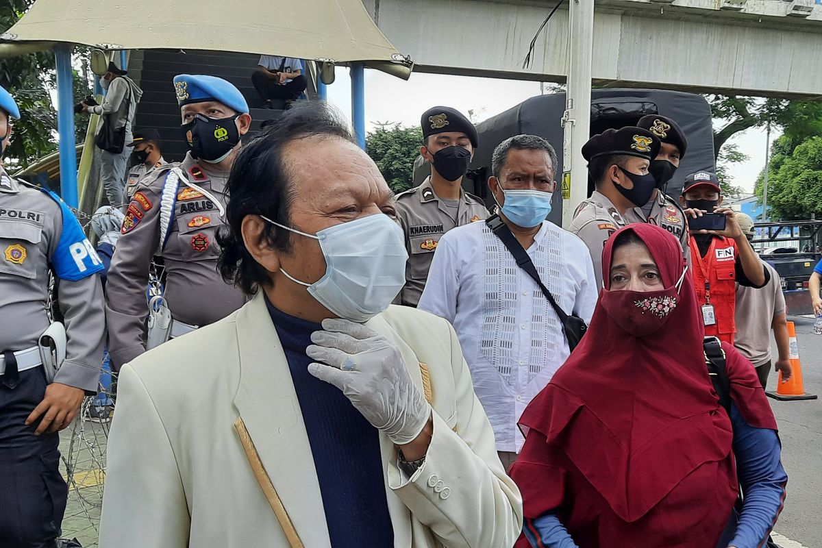 Kuasa Hukum Rizieq Shihab, Alamsyah Hanafiah, di depan Pengadilan Negeri (PN) Jakarta Timur, Selasa (23/3/2021).