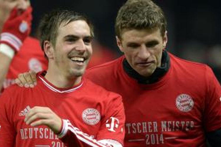 Pemain Bayern Muenchen, Philipp Lahm (kiri) dan Thomas Mueller.