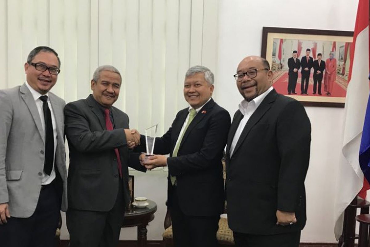 Presiden FIABCI Asia Pasifik, Soelaeman Soemawinata, yang juga Ketua Umum DPP REI, didampingi Rusmin Lawin Wakil Ketua Umum DPP REI bidang Hubungan Internasional dan Adri Istambul Lingga Gayo Wakil Ketua Umum DPP REI bidang Pertanahan diterima. Kedatangan mereka diterima Ibnu Hadi Duta Besar Berkuasa Penuh RI untuk Vietnam di Kedutaan Besar Indonesia di Hanoi, Senin (16/4/2018).