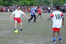 Serunya Jokowi Main Bola bersama Bocah-bocah di Lapangan Sorido Biak, Cetak 1 Gol