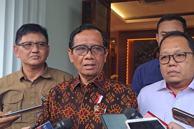 Menteri Koordinator Bidang Politik, Hukum, dan Keamanan Mahfud MD memberikan keterangan pers di Kantor Kemenko Polhukam, Jakarta, Selasa (24/10/2023).