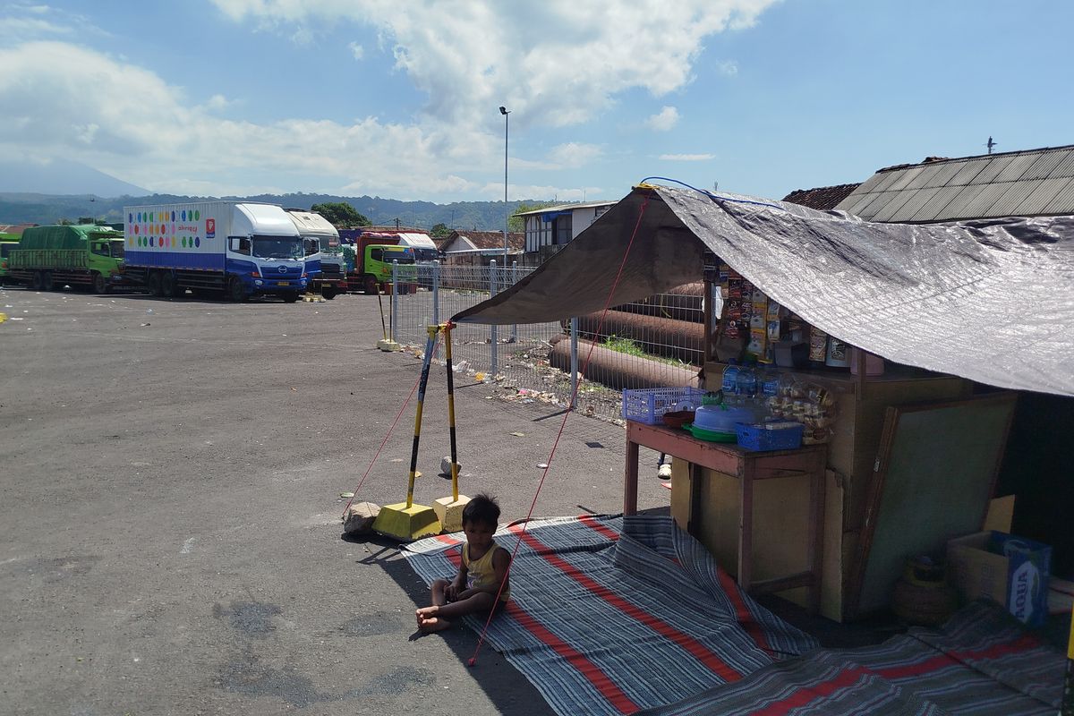 Warung tempel di tengah kemacetan ekstrem Pelabuhan Ketapang Banyuwangi. 