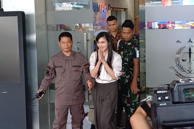 Artis Sandra Dewi keluar dari Gedung Jaksa Agung Muda Bidang Pidana Militer Kejagung RI, Jakarta Selatan, Kamis (4/4/2024) setelah lima jam diperiksa.