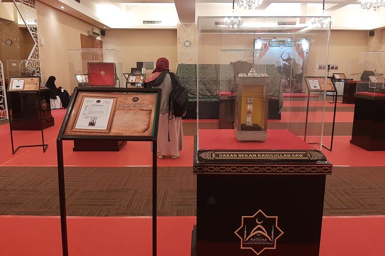 Darah Bekam Nabi Muhammad SAW di Pameran Rindu Rasul di Masjid At-Tin, Jakarta Timur, Kamis (30/3/2023)