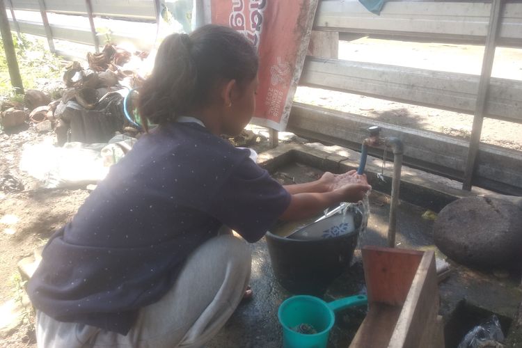 Ribuan Pelanggan PDAM di Dompu Konsumsi Air Berulat dan Berbau