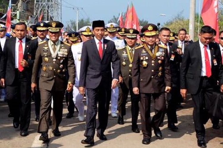 Presiden Joko Widodo berjalan kaki menuju lokasi peringatan HUT ke-72 TNI di Cilegon, Banten, Kamis (5/10/2017).