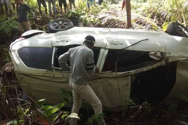 Mobil Daihatusu Xenia yang ditumpangi salah satu anggota DPRD Kabupaten Seram Bagian Timur, Maluku mengalami kecelakaan di Jalan Lintas Seram, Kamis (28/5/2020)