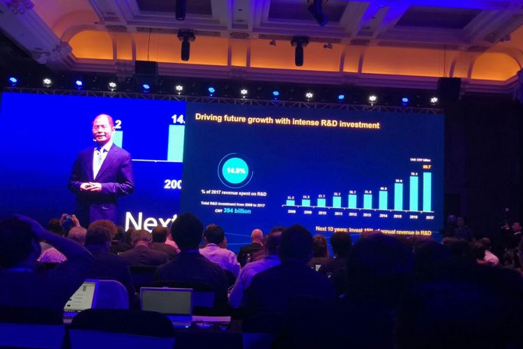 Eric Xu, Rotating Chairman Huawei, pada pidato pembukaan Global Analyst Summit 2018 (HAS) dengan tajuk Envision a Fully Connected, Intelligent World pada Selasa (17/4/2018)