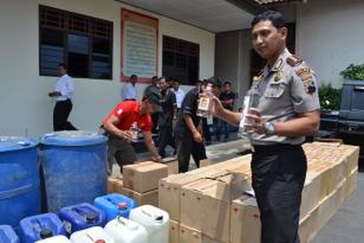 Aparat polres Magelang Kota menyita ribuan liter minuman keras berbagai jenis dan merk, Senin (27/10/2014).