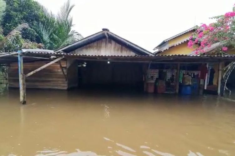 Banjir di Kabupaten Sambas, Kalimantan Barat (Kalbar) telah berlangsung hampir tiga pekan semakin meluas. Sebanyak 51 desa di 16 kecamatan dilaporkan terendam. Ada 17.315 kepala keluarga atau 63.519 jiwa terdampak, ratusan di antaranya memilih untuk meninggalkan rumah, pindah ke posko-posko pengungsian.
