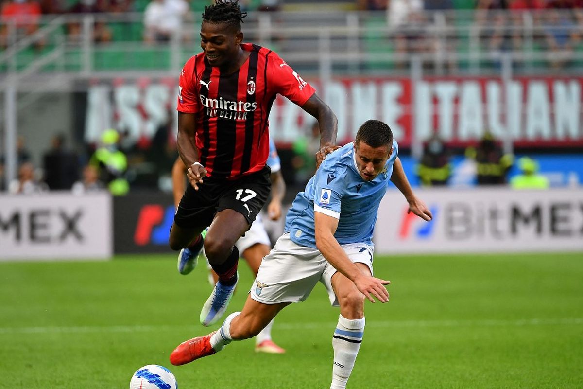 Penyerang AC Milan, Rafael Leao, kala beraksi dalam laga Liga Italia 2021-2022 melawan Lazio di Stadion San Siro, Minggu 12 September 2021. 