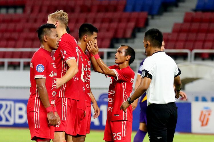 Pemain Persija Jakarta Riko Simanjuntak memberi semangat pada Hanif Sjahbandi saat pertandingan pekan ke-11 Liga 1 2022-2023 melawan Persik Kediri yang berakhir dengan skor 1-1 di Stadion Jatidiri Semarang, Sabtu (10/11/2022) malam.