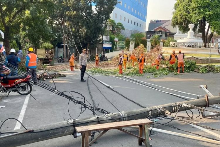 Tiang Listrik dan Pohon Tumbang di Srengseng, Pengendara Diimbau Hindari Jalan Raya Pos Pengumben
