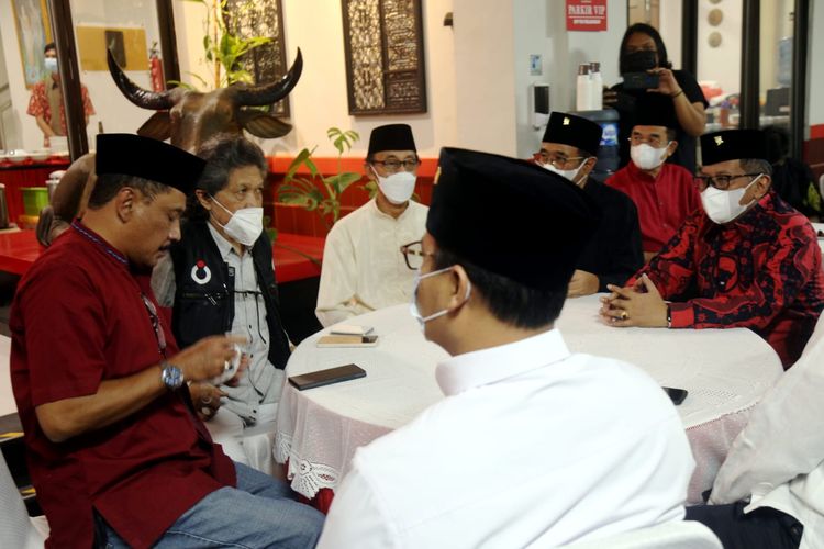 Tokoh intelektual muslim Indonesia Muhammad Ainun Nadjib atau Cak Nun di acara buka bersama di Sekolah Partai PDI-P Lenteng Agung, Jakarta, Minggu (10/4/2022) sore.