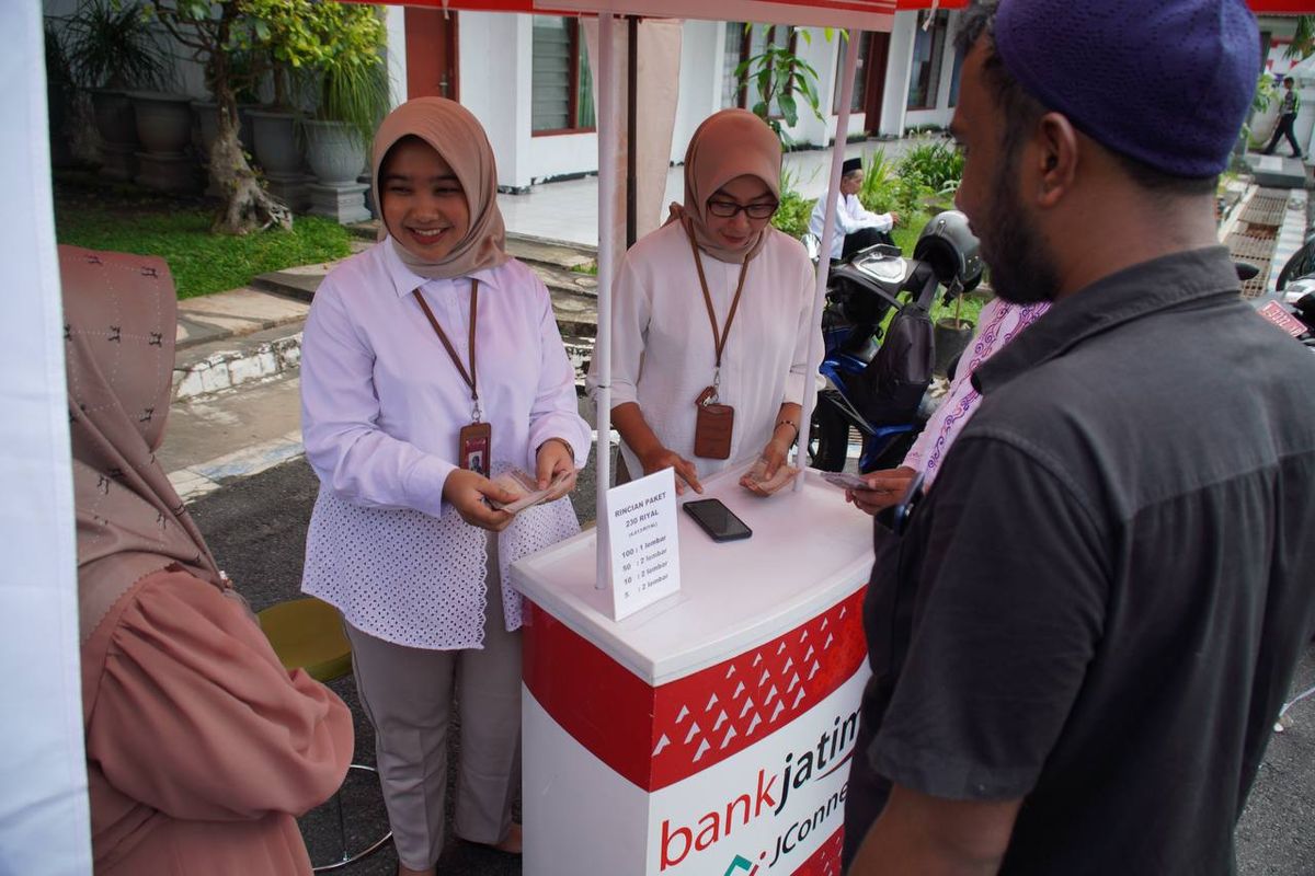 Stand tukar uang rupiah ke riyal diserbu puluhan calon jemaah haji Lumajang, Rabu (7/5/2025)