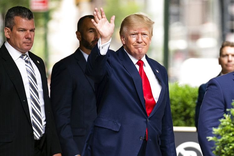 Mantan Presiden Donald Trump melambai saat meninggalkan Trump Tower, Rabu, 10 Agustus 2022, di New York, dalam perjalanan ke kantor jaksa agung New York untuk deposisi dalam penyelidikan sipil. 