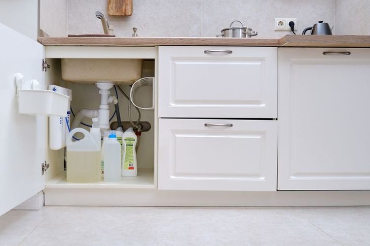 Ilustrasi ruang penyimpanan di bawah wastafel dapur.