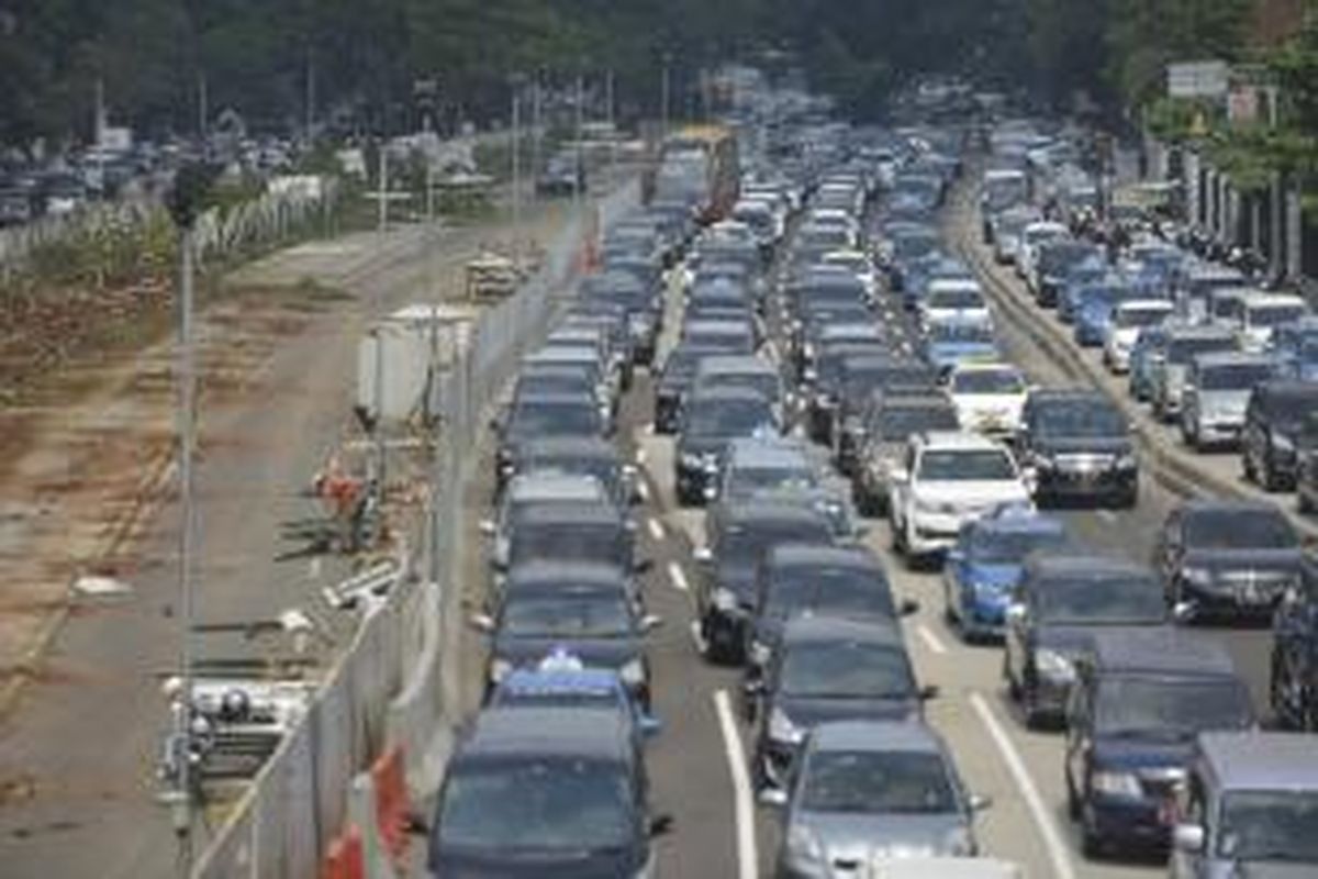 Jalan Jenderal Sudirman, Jakarta, tepatnya di sekitar proyek MRT, di depan Polda Metro Jaya, seolah berubah menjadi areal parkir kendaraan pribadi saat jam kerja, seperti yang terlihat pada Rabu (20/8/2014). Masyarakat menaruh harapan besar terhadap proyek pembangunan transportasi massal tersebut dalam mengurai kemacetan di Jakarta. KOMPAS/WAWAN H PRABOWO