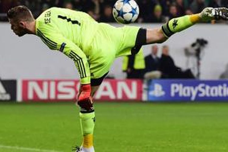 Aksi David De Gea saat Manchester United berhadapan dengan Wolfsburg di Liga Champions, Selasa (8/12/2015). 