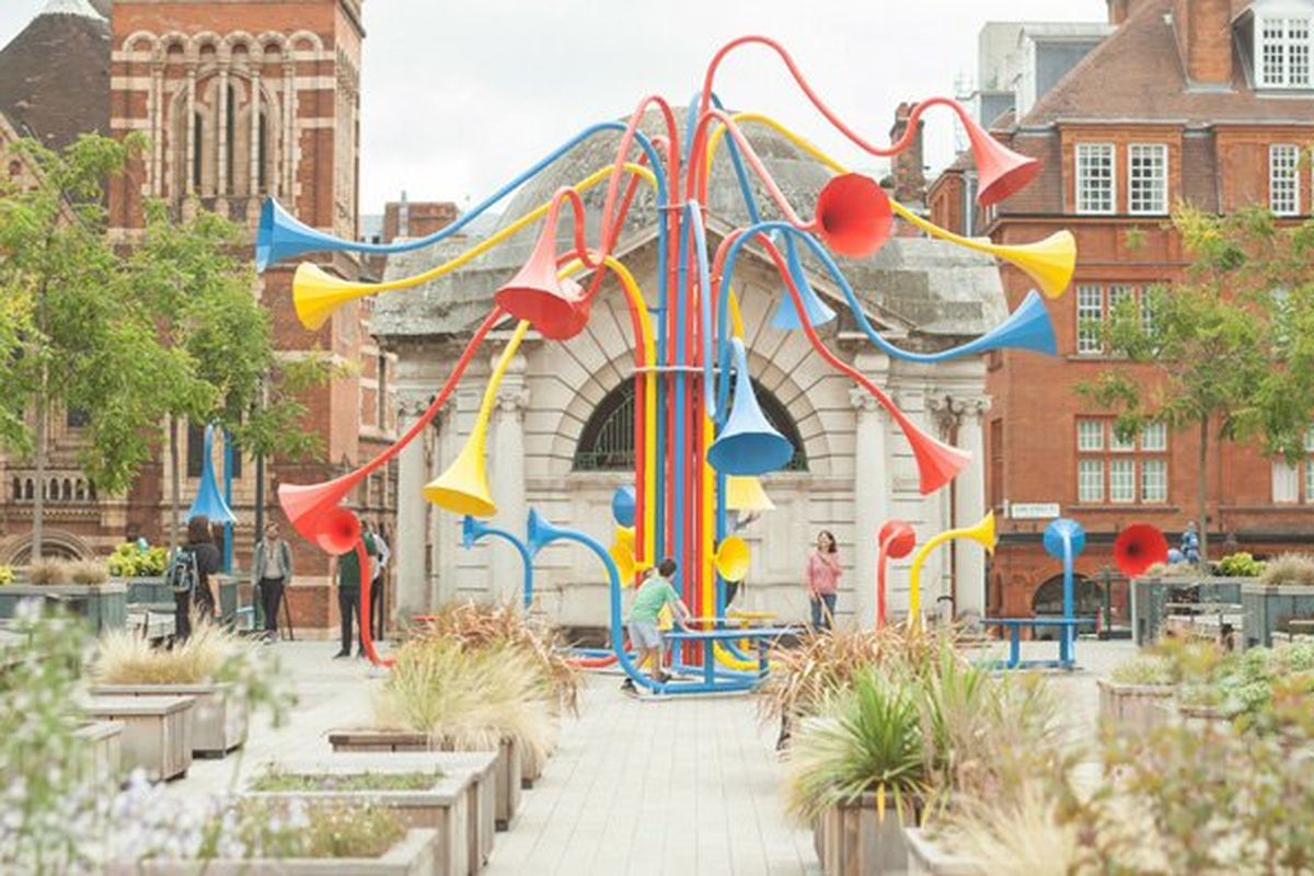 Instalasi seni Sonic Bloom yang berlokasi di Taman Brown Hart di Mayfair Utara, London.