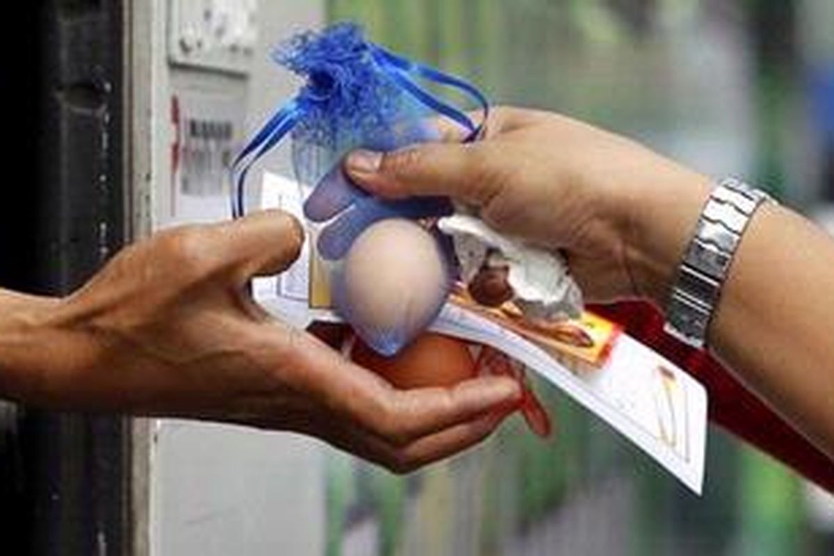 Aktivis Pusat Informasi Pasar Unggas Nasional membagikan telur kepada pengguna jalan yang melintas di Bundaran Hotel Indonesia, Jakarta Pusat, Jumat (8/10/2010). Pembagian sekitar 12.000 butir telur ini merupakan peringatan Hari Telur Sedunia. Kampanye ini untuk memasyarakatkan gerakan makan satu butir telur setiap hari. 