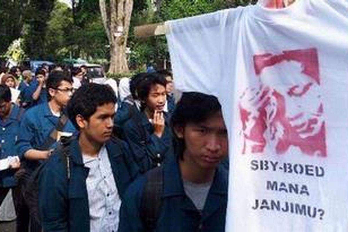 Sekurangnya 30 mahasiswa Institut Teknologi Bandung menyambut dua tahun pemerintahan Susilo Bambang Yudhoyono-Boediono dengan unjuk rasa, Kamis (20/10/2011