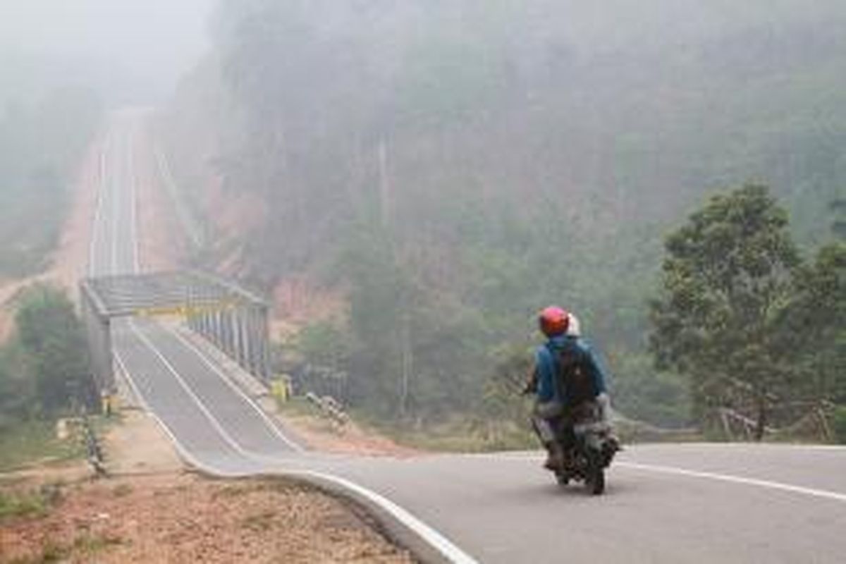 Kabut asap menyelimuti sepanjang jalan Trans Kalimantan dari Pontianak hingga Palangkaraya.