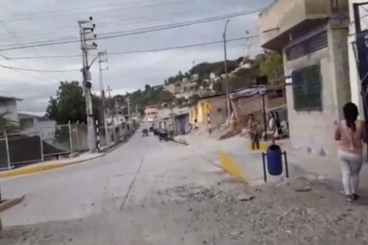 Tangkapan layar dari video memperlihatkan puing-puing di jalan setelah terjadi gempa Peru di Bagua, Minggu (28/11/2021). Gempa ini bermagnitudo 7,5 menurut Survei Geologi AS (USGS).