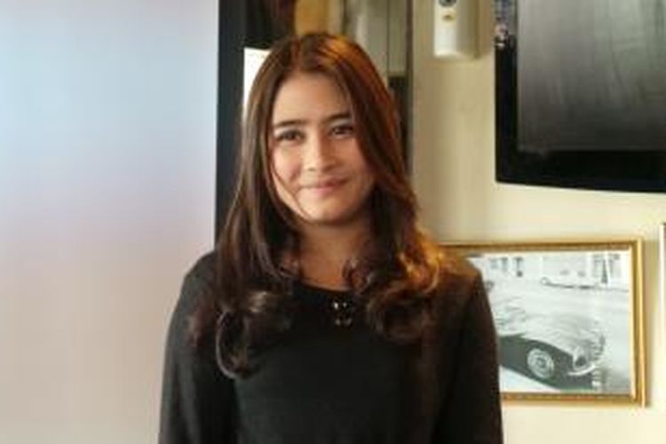 Prilly Latuconsina diabadikan usai wawancara di Cilandak Town Square, Jakarta Selatan, Kamis (12/3/2015).