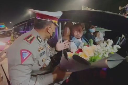 One Way di GT Kalikangkung, Polisi Bagikan Buket Bunga 