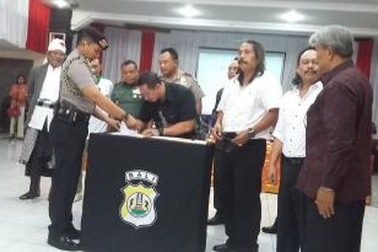Penandatangan kesepakatan damai dua ormas, Baladika dan Laskar Bali di Mapolda Bali 