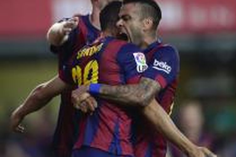 Bek Barcelona, Dani Alves (kanan), ikut merayakan keberhasilan rekannya, Sandro, mencetak gol ke gawang Villarreal, di El Madrigal, pada 31 Agustus 2014.