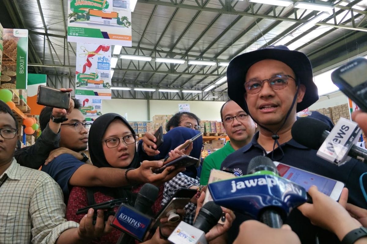 Gubernur DKI Jakarta Anies Baswedan seusai meresmikan JakGrosir di Pulau Tidung, Kepulauan Seribu, Minggu (22/9/2019)