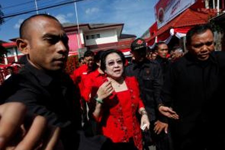Ketua Umum Partai Demokrasi Indonesia Perjuangan, Megawati Soekarnoputri (kanan) bersama Puan Maharani (kiri), dan Sekjen PDIP, Tjahyo Kumolo setibanya di Kantor DPP PDIP, Jakarta, Jumat (10/1). PDIP kemarin memperingati 41 tahun berdirinya partai banteng tersebut yang dihadiri pimpinan dan kader partai, antara lain Hasto Kristanto, Joko Widodo dan Rano Karno. Kompas/Lucky Pransiska (UKI)