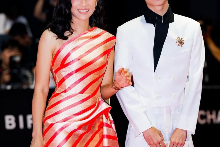 Dian Sastrowardoyo tampil memesona di BIFF 2025. Gaun stripes rancangan Sebastian Gunawan hingga reuni dengan Nicholas Saputra jadi sorotan.
