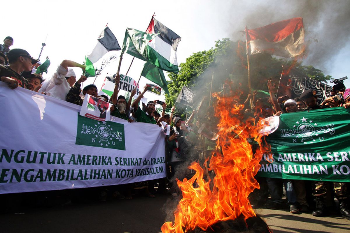 Massa melakukan aksi untuk Palestina di depan Gedung Kedutaan Besar Amerika Serikat, Jakarta, Jumat (8/12/2017). Aksi tersebut sebagai bentuk sikap protes atas kebijakan sepihak Amerika Serikat yang mengakui Yerusalem sebagai ibu kota Israel.