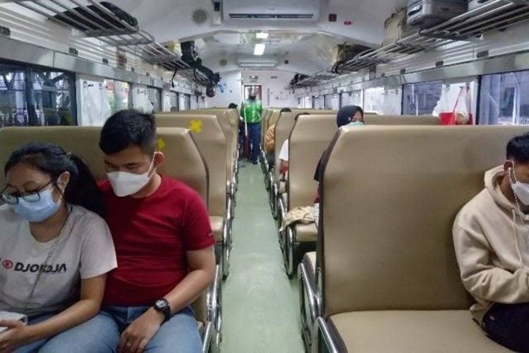 Contoh kursi ekonomi yanh digunakan oleh Kereta Api Fajar Utama, Rabu (13/7/2022)