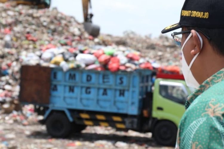 Bupati Sidoarjo Gus Muhdlor, Saat Meninjau Lokasi Tempat Pembuangan Akhir Sampah di Jabon yang Sudah Overload