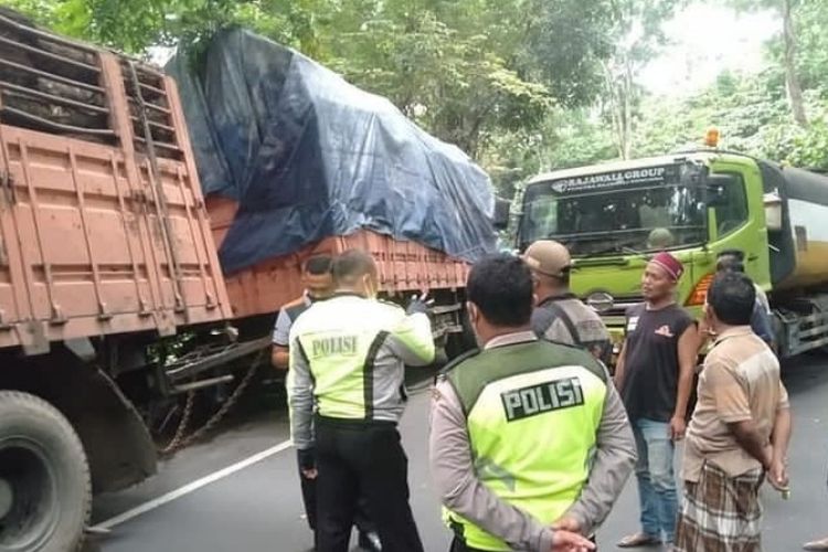 Polisi saat mengatur lalu lintas di jalur Gumitir Jember-Banyuwangi, Jumat (19/5/2023)