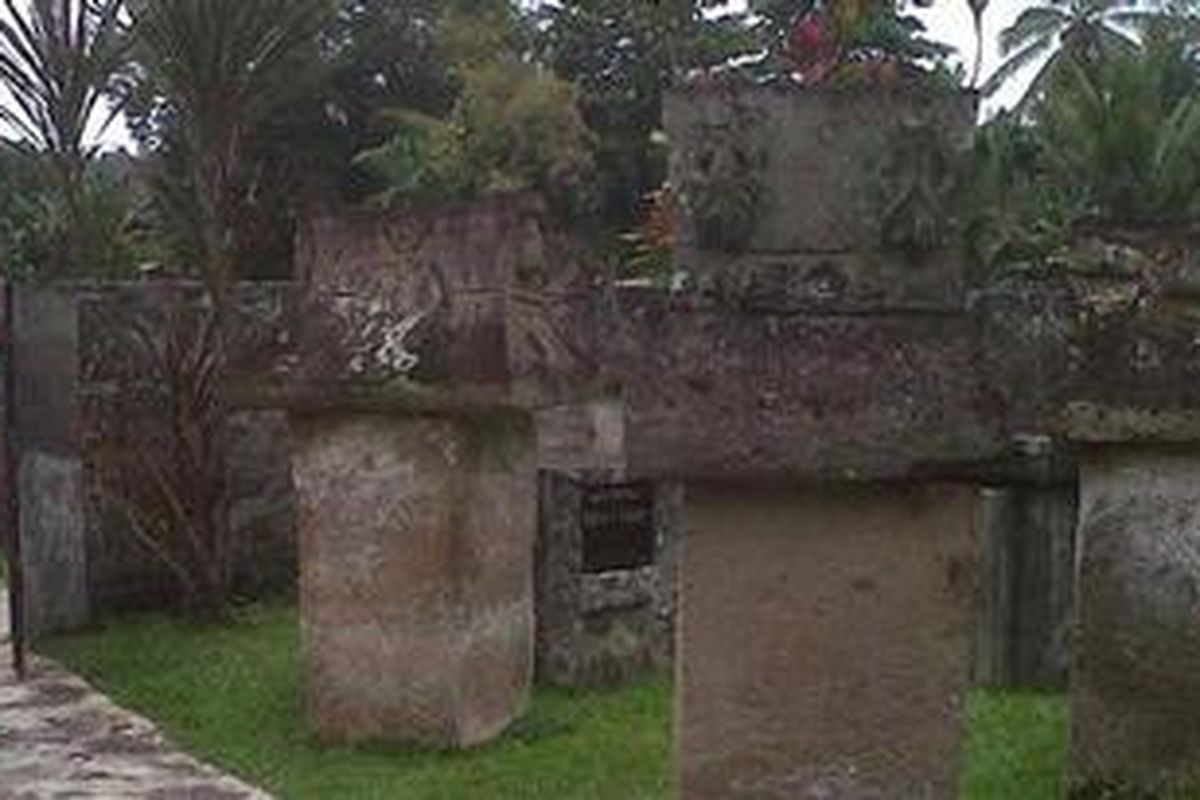 Waruga di Desa Sawangan, Manado, Sulawesi Utara.