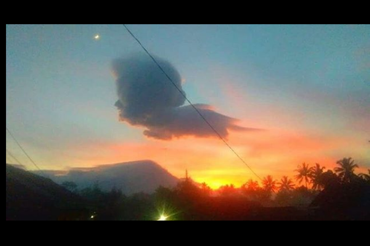 Awan lentikular Merapi
