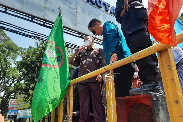 Sekretaris Daerah (Sekda) Kota Depok, Supian Suri menemui massa aksi Forum Buruh Depok yang menggelar aksi unjuk rasa kenaikan harga bahan bakar minyak (BBM) di Balai Kota, Depok, Kamis (15/9/2022).