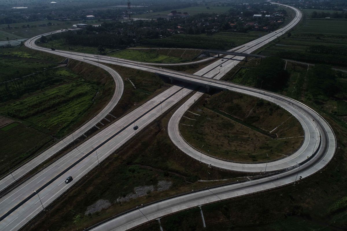 Foto udara Jalan Tol Pasuruan-Probolinggo dibangun oleh PT Waskita Toll Road di Jawa Timur, Minggu (26/5/2019).