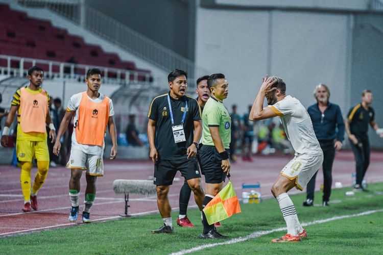 Pemain Dewa United FC Karim Rossi saat melakukan protes terhadap hakim garis dalam laga melawan PSIS di Stadion Jatidiri Semarang, Senin (13/2/2023).
