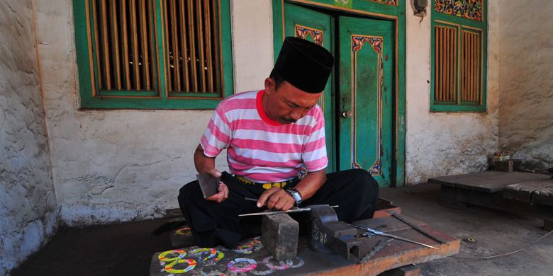 Di Desa Aeng Tong Tong, Sumenep, Jawa Timur, penduduk satu desa membuat keris berkualitas. Desa ini masih mempertahankan budaya sejak zaman Kerajaan Sumenep. Dahulu para raja Madura mempercayakan pembuatan keris dan senjata untuk prajurit dari desa ini.