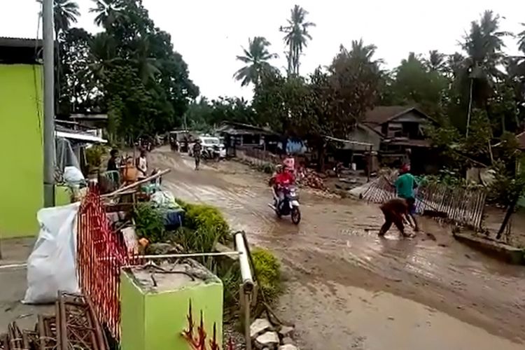 Banjir bandang di desa bangga kabupaten sigi, membawa material lumpur berupa kayu yang membuat aktivitas warga menjadi lumpuh, Minggu (18/11/2018)