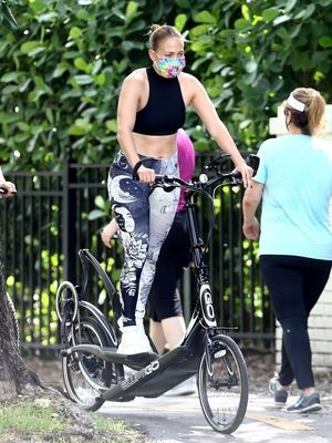 Jennifer Lopez muncul dengan gaya keren di jalanan Miami, mengendarai sepeda ElliptiGo.