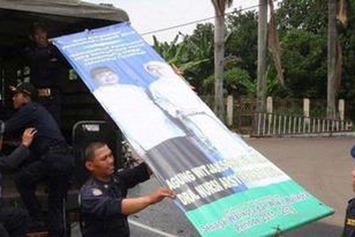 Penertiban spanduk dan baliho berlangsung di Jalan Raya Sawangan, Depok, Jawa Barat, Jumat (13/8/2010). Satuan Polisi Pamong Praja Depok menyita 225 spanduk dan baliho milik pasangan bakal calon kepala dan wakil kepala daerah Depok. 