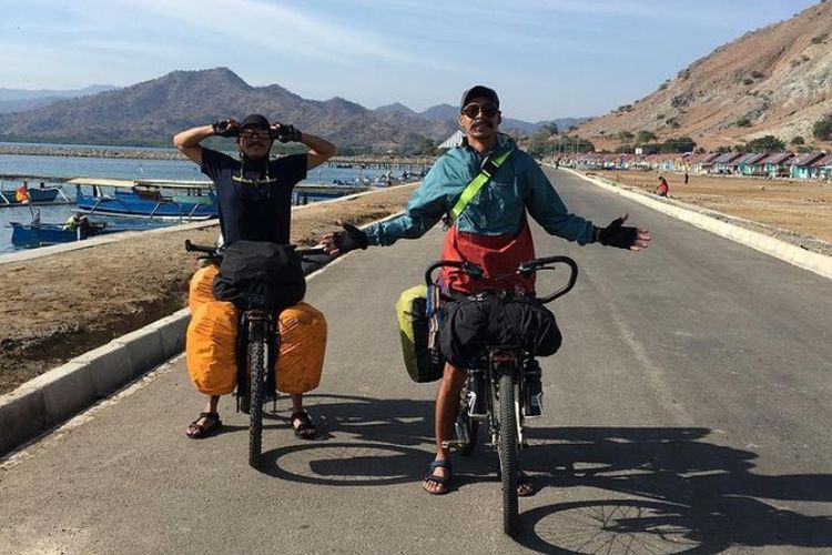Anay dan Rangga, wisatawan yang berangkat ke Labuan Bajo menggunakan sepeda.