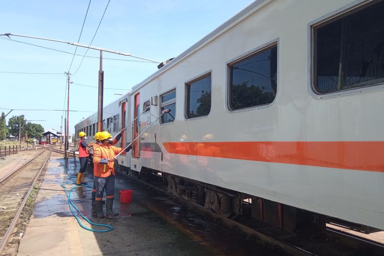 Petugas pencucian kereta api di Stasiun Ketapang, Banyuwangi, Jawa Timur, Kamis (19/8/2021) siang.